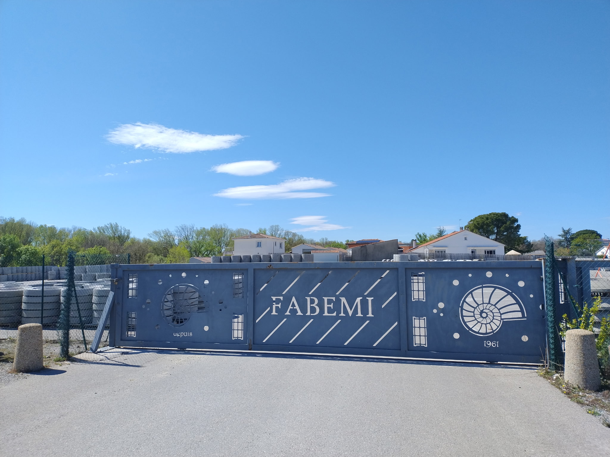 Portail Fabemi Gris sur mesure entrée du site